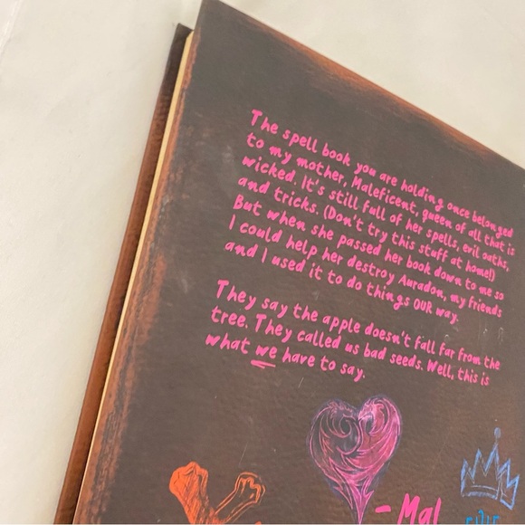 Disney Descendants  Mal's Spell Book Hardcover 2015 Disney Channel - Picture 2 of 14